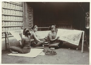 Três mulheres javanesas desenham Batik Designs on Cloth
Três mulheres javanesas em sarong desenham padrões batik em tecido