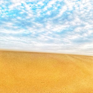 Praia deserta surrealista II de Katha Wood