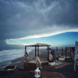 Céu de tempestade surreal Praia de inverno de Katha Wood