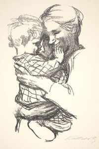 Mãe com um filho nos braços
