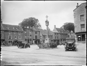 Market Square, Stow-On-The-Wold, Cotswold, Gloucestershire, 09 de Maio de 1928 - 23 de Maio de 1928 (foto a p/b) de Katherine Jean Macfee