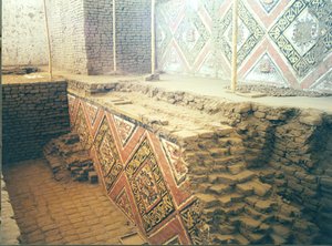 Interior da pirâmide, possivelmente um complexo de templos, construído pelo povo Moche, c.200-500 d.C. (foto) (para pormenor, ver 138729) de Katie Attenborough