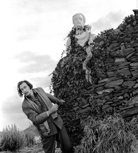 Salvador Dali em Port Lligat, novembro de 1957 (foto p/b)