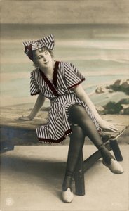 Mulher em vestido de verão, c. início dos anos 1900 (cartão postal)