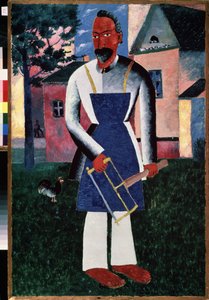 Residente de verão. (Residente de verão). Em frente a uma vila rural no verão, retrato de um carpinteiro, descalço, de avental segurando suas ferramentas. Pintura de Kasimir Severinovich Malevitch (Malevich, Malevic) (1878-1935), óleo sobre madeira de Kazimir Severinovich Malevich