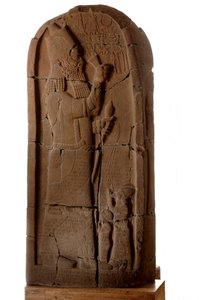 Museu de Berlim, Faraós da Núbia, Estela de Esarhaddon de Zenjirili, estela de Nastasen..., 2007 (foto) de Kenneth Garrett