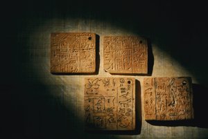 Etiquetas escritas em osso e marfim do rei Qa