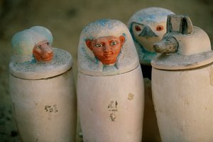 Frascos canópicos de Pakerdemamon com rolhas dos quatro filhos de Hórus, Hapy, Duamutef,..., 2002 (foto) de Kenneth Garrett
