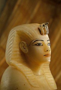 Rolha canópica de alabastro do túmulo de Tutankhamon com a forma de um retrato de mulher, 2009 (foto) de Kenneth Garrett