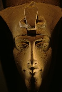 Estátua colossal de Akhenaton, Amenhotep IV, Museu Egípcio, Cairo, Novo Reino, Faraó, 2001 (foto)
