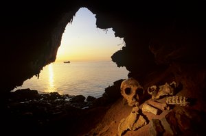 DOH, Neandertals, Crânio de mulher, ferramentas em lascas, ossos de íbex, Gruta de Gorham, Giibralter de Kenneth Garrett