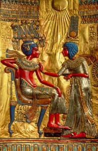 Pormenor de figuras no fundo interior do trono de ouro representando Tutankhamon e a sua mulher, Egipto..., 2009 (foto) de Kenneth Garrett