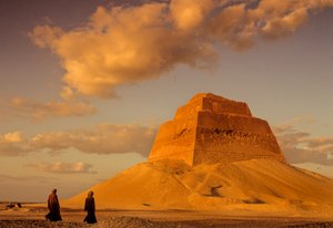Antigo Reino do Egipto; pirâmide do rei Snefru; cerca de 2575 a.C.; Maidum; Egipto, pirâmide de degraus... de Kenneth Garrett