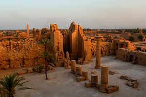 Quiosque de Taharka, primeiro pátio, Templo de Karnak, Faraós Negros, Núbios, Egipto, Lux..., 2007 (foto) de Kenneth Garrett