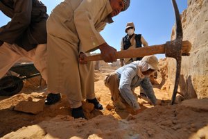 Últimos Faraós MM7836, Egipto, Taposiris Magna, Templo, Kathleen Martinez, Osíris, Isi..., 2011 (foto) de Kenneth Garrett