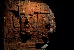 Maya; Copan; Honduras; arqueologia; período clássico; túmulo, Robert Sharer, escavação,... de Kenneth Garrett