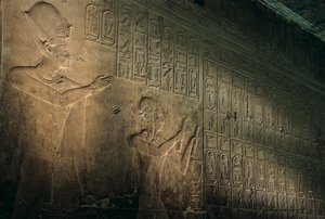 A mais antiga lista de reis conhecida, templo de Seti I em Abydos, Seti I aparece de pé atrás de Ram..., 2005 (foto) de Kenneth Garrett