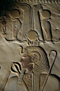 Relevo do templo de Seti I em Abydos, Egipto, Abydos; escultura; figura; Seti; deus; coroa..., 2005 (foto)