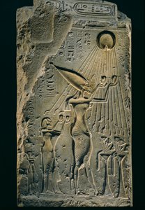 Relevo de Akhenaton sob Aten, balaustrada, Amenhotep IV. Como faraó, Akhenaton é..., 2009 (foto) de Kenneth Garrett