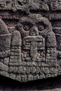 Escultura de caveira e serpente, Tenochtitlan, Templo Mayor, Azteca, México, Cidade do México, Gr..., 2010 (foto) de Kenneth Garrett