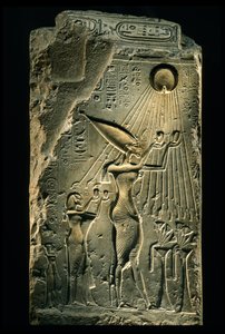 Estela que representa Akhenaton, Nefertiti e a filha com as mãos levantadas para o deus Aten, Amarna..., 2009 (foto)