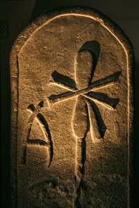 Estela de uma rainha da 1ª dinastia, Abydos, Egipto; Museu Egípcio, Cairo, 2005 (foto) de Kenneth Garrett
