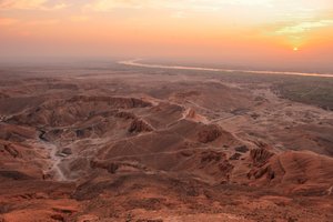 Nascer do sol sobre o Vale dos Reis, visto do cume de el-Qurn, tom..., 2003 (foto) de Kenneth Garrett