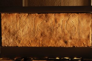 Banco do trono do Templo 19, Palenque, México, escultura de Akhal Mo Nab, 2005 (foto) de Kenneth Garrett