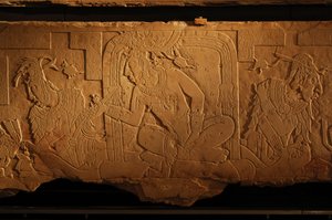 Banco do trono do Templo 21, escultura do rei Akhal Mo Nab, Palenque, México, 2005 (foto) de Kenneth Garrett