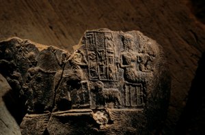 Urkesh, Império Hurriano, Síria, 2400 a.C., Giorgio Buccellati, impressão do selo de lama de qu..., 2004 (foto) de Kenneth Garrett