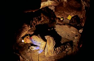 Quem foram os primeiros americanos, Timothy Heaton, escavando, On your Knees Cave, Prince..., 2008 (foto) de Kenneth Garrett