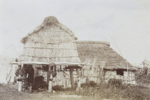 Armazém Ainu com Crianças Ainu, c.1890 (impressão de prata gelatina) de Kenzô Tamoto