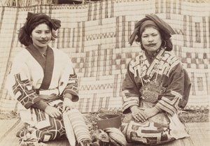 Ainu mulheres, c.1890s (impressão de prata de gelatina) de Kenzô Tamoto