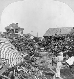 Uma passagem através dos destroços, ao norte da Rua 19, Galveston de Keystone View Company