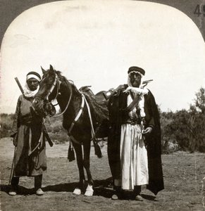 Um xeque e seu guarda-costas, Síria, de 1900.