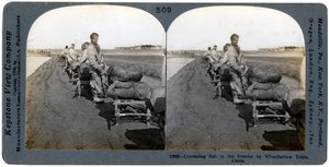 Transporte de sal para o interior por trem de carrinho de mão, China, 1906 de Keystone View Company