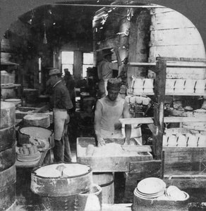 Disparar utensílios de mesa no Noted Pottery Center, Trenton, Nova Jersey, EUA, início do século XX de Keystone View Company