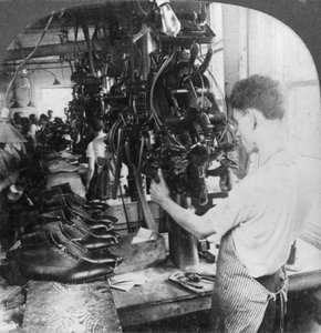 Máquina duradoura que molda sapatos na fábrica de calçados, Lynn, Massachusetts, EUA, início do século XX