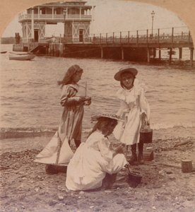 Brincando na praia c1900 de Keystone View Company