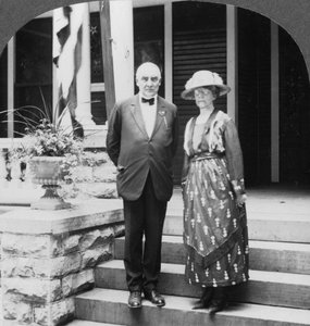 Presidente e Sra. Harding em sua casa, Marion, Illinois, EUA, c1921-c1923 de Keystone View Company