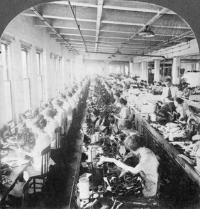 Sala de costura em uma grande fábrica de calçados, Syracuse, Nova York, EUA, início do século XX