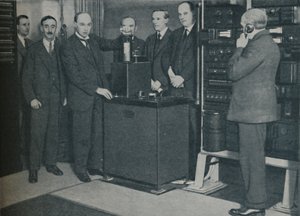 A Nova Magia: Enviando Fotos por Wireless e o Telefone Inescapável, c1935 de Keystone View Company