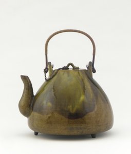 Bule de chá Minato, bule (dobin), meados do século 19 (louça de barro com corrente de cobre e cobre, cabo de cobre e rattan) de Kichibei Ueda