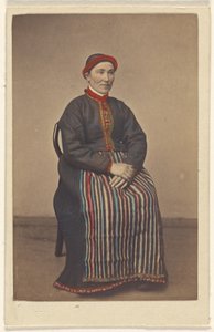 Rapariga de Osterfjorden. [mulher em traje norueguês, sentada]. de Knud Knudsen