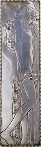 Painel embutido de uma cama de solteiro pintada de branco Weiner Werkstatte representando uma figura andrógina nua (detalhe), c.1904 (prata, lápis-lazúli, pedras da lua, malaquita, coral, madeira) de Koloman Moser