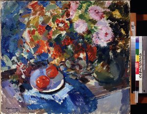 Asters e Tomates. Natureza morta com um grande ramo de flores e um prato com dois tomates sobre uma mesa. Pintura de Konstantin Alexeyevich Korovin (Constantin Korovine) (1861-1939), óleo sobre tela de Konstantin Alekseevich Korovin