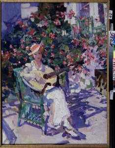 Na Crimeia (Na Crimeia). Uma jovem de vestido leve e leve, sentada em uma cadeira de jardim, em frente a um bosque florido, toca violão, em pleno verão, na região litorânea do Golfo da Crimeia. Pintura de Konstantin Alexeyevich Korovin (Constan de Konstantin Alekseevich Korovin