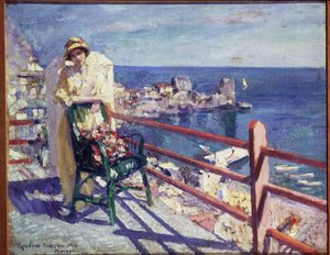 Gurzuf (no Golfo da Crimeia, no Mar Negro, Ucrânia) (Gurzuf). Vista da costa do mar, do terraço de um café numa cidade costeira, com uma elegante jovem mulher em roupa de Verão, encostada às costas de uma cadeira, com uma almofada de flores
