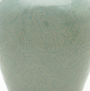 Garrafa (maebyeong) com desenho entalhado e inciso de duas fênix e rolos de peônia, meados do século 12 (grés com esmalte celadon) de Korean School