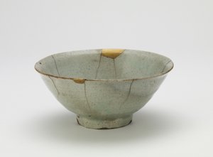 Tigela, início do século 17 (porcelana com esmalte transparente, azul claro, reparos em laca dourada) de Korean School